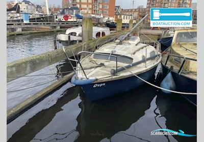 Kajuitzeilboot 600 Dinghy , met Mercury motor, The Netherlands