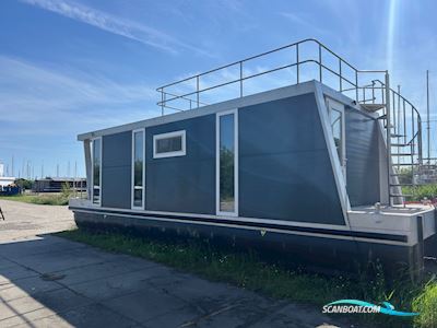 Havenlodge 2.0 Huizen aan water 2017, met Yamaha motor, The Netherlands