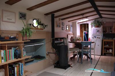 Tjalk Groninger Woon-Zeiltjalk Huizen aan water 1905, met Volvo Penta motor, The Netherlands