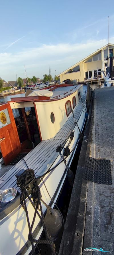 Tjalk Motortjalk, Woonschip Huizen aan water 1904, met Peugeot motor, The Netherlands