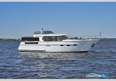 Treffer 1300 AK Huizen aan water 2002, met Daf<br />DD575 motor, The Netherlands