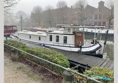 Varend Woonschip Skutsje 17.12 Huizen aan water 1909, met Perkins<br />M65 motor, The Netherlands