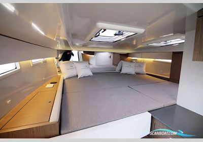 Aurea 30 Cabin Dream Daycruiser Mehrrumpfboot 2023, mit Mercruiser 4.5L Mpi 250 HP (V6) motor, Frankreich