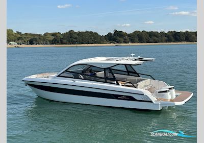 Bavaria Vida 33 Motorbåd 2026, med Suzuki motor, England