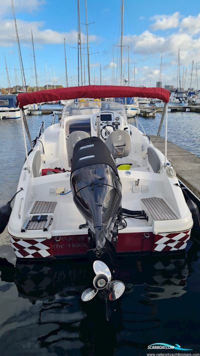 Beneteau Rubis 750 Flyer Sun Deck Motorbåd 2013, med Suzuki  DF300 motor, England