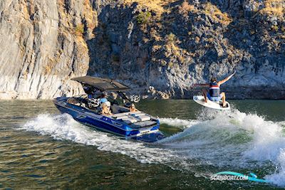 CENTURION Ri230 Motorbåd 2025, med PCM ZZ6 6.2ltr motor, England