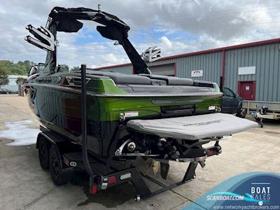 CENTURION Ri230 Motorbåd 2023, med GM Marine HO 6.0L V8 Engine motor, England