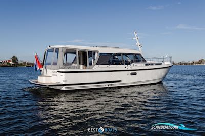 Linssen 40SL Sedan Motorbåd 2023, med Mercury Marine, is een toonaangevende naam in de maritieme industrie, bekend om betrouwbare buitenboordmotoren en scheepsaandrijfsystemen. Met een st motor, Holland