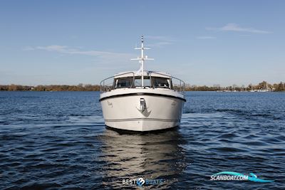 Linssen 40SL Sedan Motorbåd 2023, med Mercury Marine, is een toonaangevende naam in de maritieme industrie, bekend om betrouwbare buitenboordmotoren en scheepsaandrijfsystemen. Met een st motor, Holland