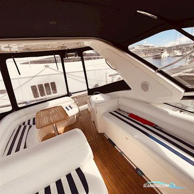 Sealine S34 Sports Cruiser Motorbåd 2001, med Volvo Penta KAD32P 170hp 4-cylinder direct injected turbocharged diesel engines motor, England