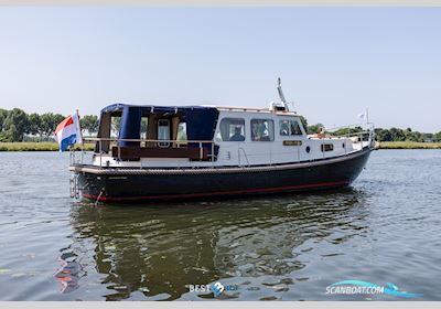 Valkvlet 10.60 OK Motorbåd 1999, med Vetus-Deutz is een samenwerking tussen Vetus, bekend om maritieme apparatuur, en Deutz, een gerenommeerde fabrikant van dieselmotoren. Samen leveren  motor, Holland