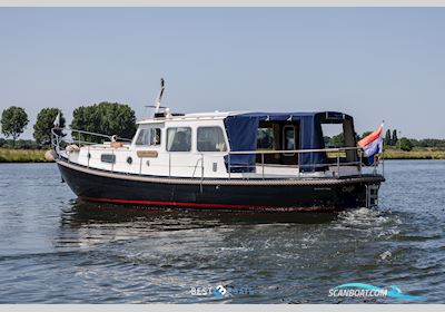 Valkvlet 10.60 OK Motorbåd 1999, med Vetus-Deutz is een samenwerking tussen Vetus, bekend om maritieme apparatuur, en Deutz, een gerenommeerde fabrikant van dieselmotoren. Samen leveren  motor, Holland