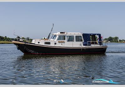 Valkvlet 10.60 OK Motorbåd 1999, med Vetus-Deutz is een samenwerking tussen Vetus, bekend om maritieme apparatuur, en Deutz, een gerenommeerde fabrikant van dieselmotoren. Samen leveren  motor, Holland