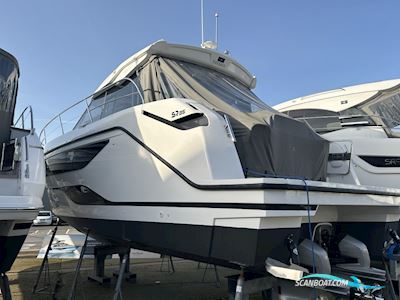 Bavaria SR35 Motorbåt 2024, med Volvo Penta motor, England