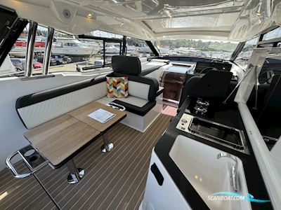 Bavaria SR36 HT Motorbåt 2024, med Volvo Penta motor, England