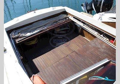 CHRIS CRAFT COMMANDER 27 Motorbåt 1968, med PERKINS 4236M motor, Frankrike