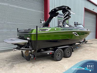 Centurion Ri230 Motorbåt 2023, med GM Marine HO 6.0L V8 Engine motor, England