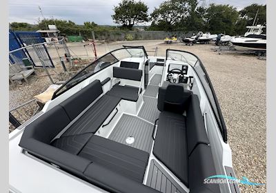 Finnmaster R6 Bowrider Motorbåt 2024, med Yamaha motor, England
