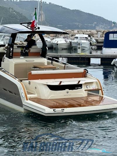 Invictus GT370 Motorbåt 2024, med Volvo Penta V8 motor, Italien