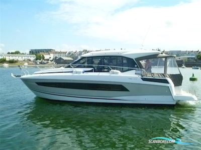 Jeanneau NC 33 Motorbåt 2017, med 2 x Volvo Penta D3 - 220DP + Joystick motor, England
