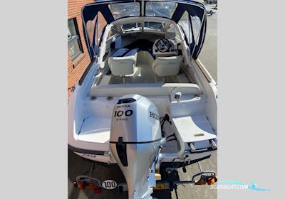 Skibsplast 555 HT m/Honda F100 hk og Brenderup trailer Motorbåt 2004, med Honda motor, Danmark