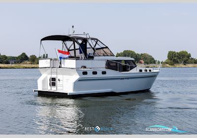 Vacance 10.50 AK Motorbåt 1995, med De Nanni N4.80 is een betrouwbare 4-cilinder dieselmotor, speciaal ontworpen voor jachten en zeilboten, bekend om zijn zuinigheid en robuuste bouw. motor, Holland