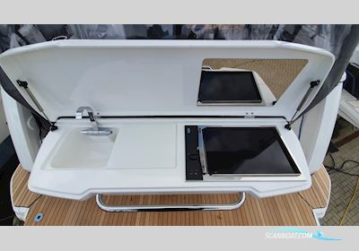 Bavaria R40 Motorboat 2020, with Volvo Penta engine, United Kingdom