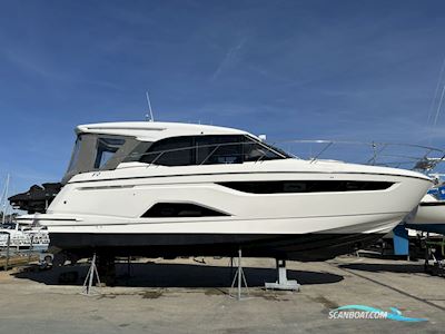 Bavaria R40 Motorboat 2021, with Volvo Penta engine, United Kingdom