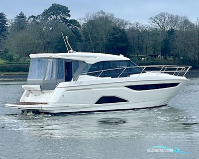 Bavaria R40 Motorboat 2020, with Volvo Penta engine, United Kingdom