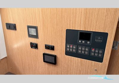 Bavaria Vida 33 - 2X 300 PS Motorboat 2022, with Mercury Verado V8 Joystick engine, Slovenia