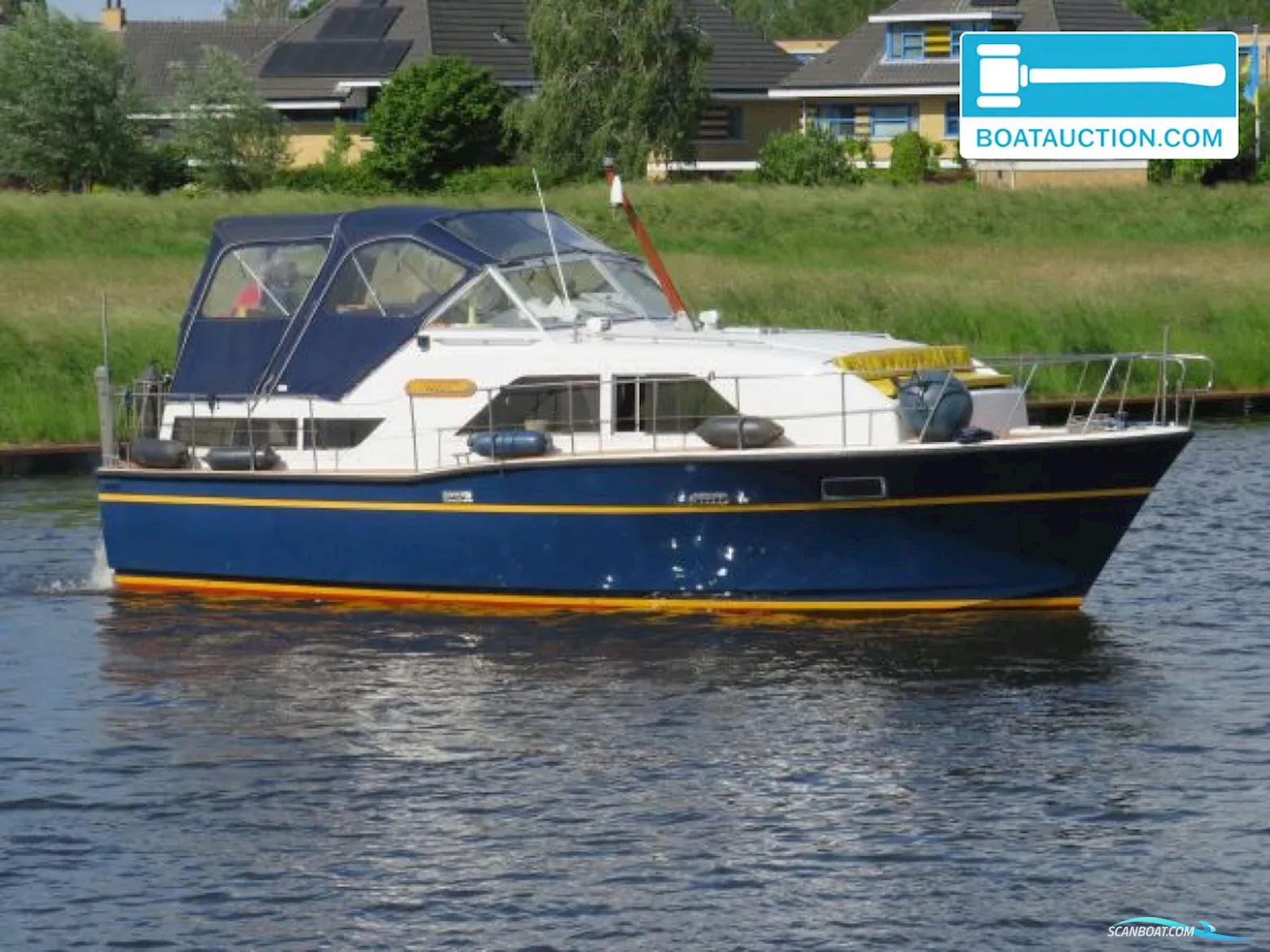 Chris Craft Catalina 35 DC Motorboat 1985, with Perkins engine, The Netherlands