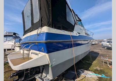 Cruiser International 2670 Motorboat 1989, with Mercruiser engine, United Kingdom
