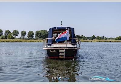 Valkvlet 10.60 OK Motorboat 1999, with Vetus-Deutz is een samenwerking tussen Vetus, bekend om maritieme apparatuur, en Deutz, een gerenommeerde fabrikant van dieselmotoren. Samen leveren  engine, The Netherlands