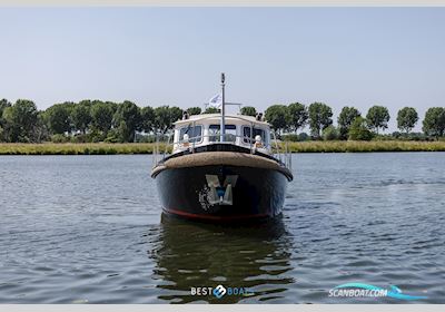 Valkvlet 10.60 OK Motorboat 1999, with Vetus-Deutz is een samenwerking tussen Vetus, bekend om maritieme apparatuur, en Deutz, een gerenommeerde fabrikant van dieselmotoren. Samen leveren  engine, The Netherlands