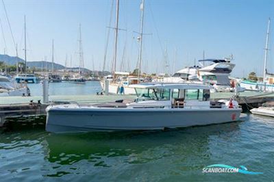 Axopar 37 XC Cross Cabin Motorboot 2016, mit 2 x Mercuary Verado 300Hp motor, England