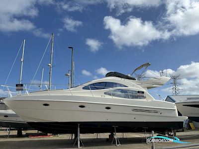 Azimut 42 Motorboot 2005, mit Caterpillar motor, England