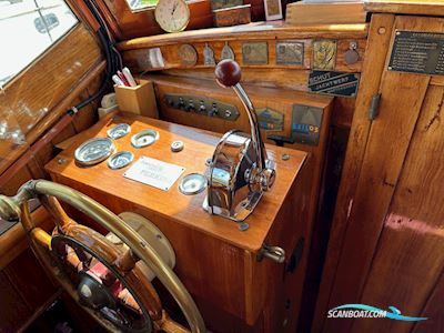 Bakdekker  Met kofferdek en achterkajuit Motorboot 1935, mit Perkins motor, Niederlande