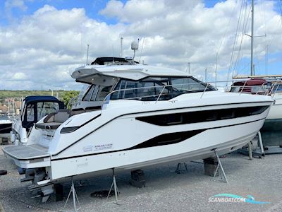 Bavaria SR36 HT Motorboot 2023, mit Volvo Penta motor, England