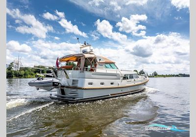 Linssen Grand Sturdy 500 Variotop Motorboot 2000, mit Volvo Penta is Een Toonaangevende Fabrikant Van Maritieme Aandrijfsystemen, Bekend om Hun Innovatieve Technologieën en Betrouwbare Dieselmotoren. Hun motor, Niederlande