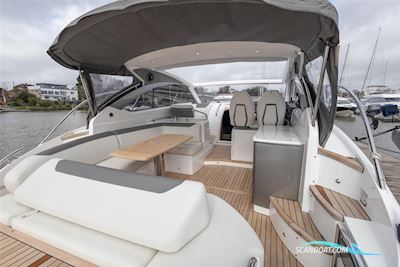 Princess V40 Motorboot 2021, mit 2 x Volvo D6-340 motor, England