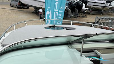 Regal LS4C Motorboot 2023, mit Volvo Penta motor, England
