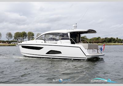 Sealine C330 Motorboot 2016, mit Volvo Penta is een Zweeds merk dat wereldwijd bekendstaat om betrouwbare en krachtige scheepsmotoren en aandrijfsystemen. Ze leveren zowel diesel- al motor, Niederlande