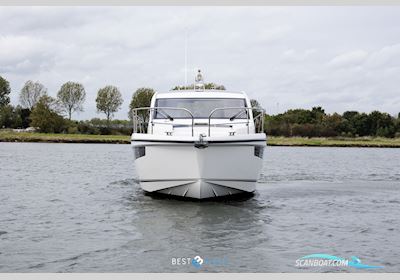 Sealine C330 Motorboot 2016, mit Volvo Penta is een Zweeds merk dat wereldwijd bekendstaat om betrouwbare en krachtige scheepsmotoren en aandrijfsystemen. Ze leveren zowel diesel- al motor, Niederlande