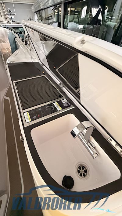 Axopar 45 Cross Cabin Motorboten 2025, met Mercury Verado  V10 motor, Estland