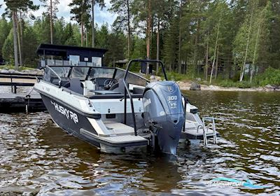 Finnmaster Husky R8 Motorboten 2021, met Yamaha F300 motor, Finland