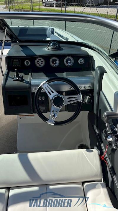 Four Winns SL 262 Motorboten 2014, met Volvo Penta 8.1 Gi motor, Switzerland