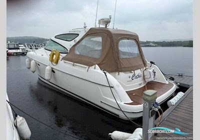 Jeanneau Prestige 34 S Hardtop Motorboten 2006, met Volvo Penta DP motor, United Kingdom