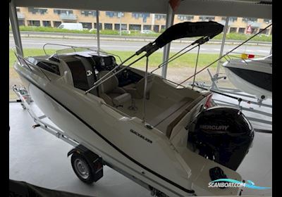 Quicksilver Activ 555 Cabin Med Mercury F100 Efi Elpt (Masser af Ekstra Udstyr) Motorboten 2024, Denemarken