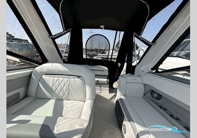 Regal 28 Express Motorboten 2025, met Volvo Penta motor, United Kingdom