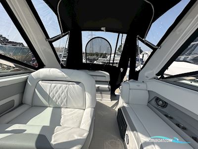 Regal 28 Express Motorboten 2025, met Volvo Penta motor, United Kingdom